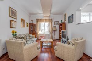 斯普利特Marmont Suite的有两张沙发和一台电视的客厅