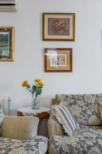 斯普利特Marmont Suite的客厅里有一张沙发和一张桌子。