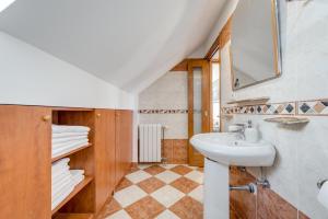 斯普利特Marmont Suite的浴室里有洗手池和镜子 更多44张照片