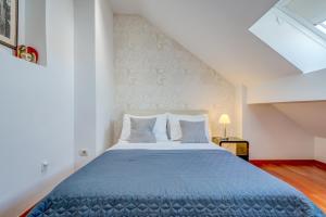 斯普利特Marmont Suite的阁楼卧室配有一张蓝色大床