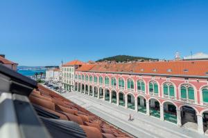 斯普利特Marmont Suite的从建筑物屋顶上可欣赏到风景