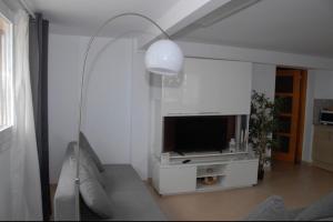 Televízia a/alebo spoločenská miestnosť v ubytovaní Apartamento a primera linea de mar en platja d’aro