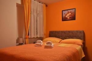ein Schlafzimmer mit einem Bett mit zwei Handtüchern darauf in der Unterkunft Cozy, adorable apartment ELIZABETA in Split