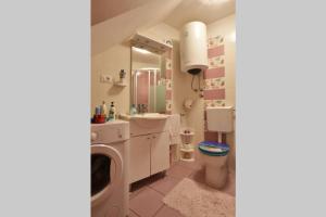 uma casa de banho com uma máquina de lavar roupa e um WC em Cozy, adorable apartment ELIZABETA em Split