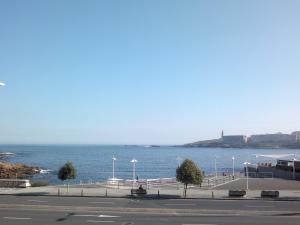 uma vista para uma massa de água com turbinas eólicas em Alda Coruñamar em La Coruña