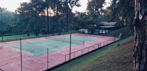 a tennis court in a park with at Espaço Vila Lara in São Roque