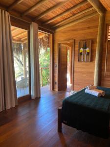 a bedroom with a bed and a wooden ceiling at Nature Moreré - Bangalôs com vista para o Mar in Moreré