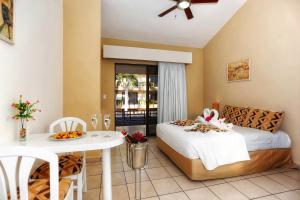 Postel nebo postele na pokoji v ubytování Hotel Santa Fe Los Cabos by Villa Group