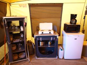 Kuchyň nebo kuchyňský kout v ubytování Oh! Campings - La Tamarissière Agde