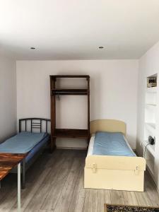 克拉斯諾布魯德的住宿－Agroturystyka "Pod Bluszczem"，一间卧室配有两张床和一张桌子