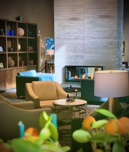 Ruang duduk di L'Hermitage Hotel