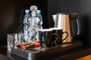 Příslušenství pro přípravu čaje a kávy v ubytování Sky Hotel Kraków