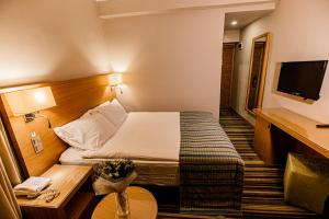 Un pat sau paturi într-o cameră la Mustafa Cappadocia Resort