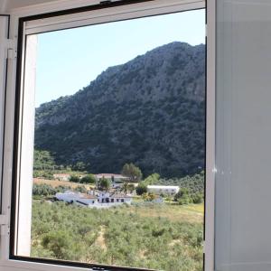 een raam met uitzicht op een berg bij Casas Rurales Montejaque Pinos in Montejaque