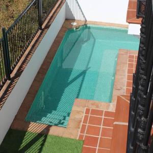 - un balcon avec une petite piscine dans l'établissement Casas Rurales Montejaque Pinos, à Montejaque