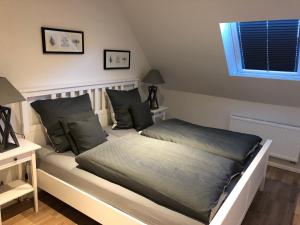 1 dormitorio con cama y ventana en Lykkehus, en Humptrup