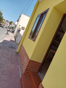 フルナリにあるB&B Pinna Giallaの通路窓のある黄色い建物