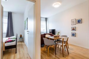 SillwegにあるSofia Apartment & Zimmer Sillweg Nähe Rebull Ringのテーブルと椅子と寝室のある部屋