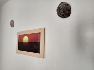 フルナリにあるB&B Pinna Giallaの壁に沈む夕日の絵