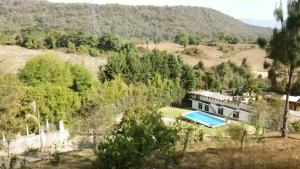 una vista aérea de una casa con piscina en Hotel Rancho el Paraíso, en Valle de Bravo