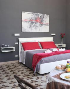 1 dormitorio con 1 cama grande con manta roja en Chez Moi Charme B&B en Lecce