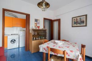 cocina con mesa y cocina con lavadora en Relax immersi nella natura, en Monterosso al Mare 10 fotos más