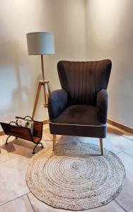 a brown leather chair sitting on top of a rug at Villa Tauria- Casa de campo em aldeia medieval in Sabugal