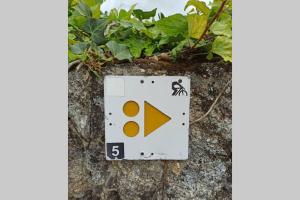 a sign on the side of a rock at Villa Tauria- Casa de campo em aldeia medieval in Sabugal