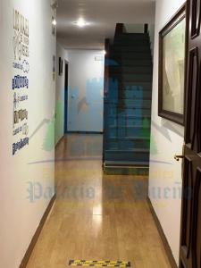 un pasillo con una escalera en un edificio en Apartamentos Palacio Bueño, en Colunga