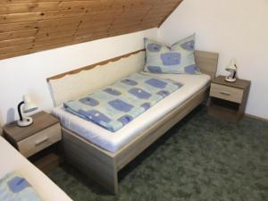 um quarto com uma cama e duas mesas de cabeceira em Nice House on the Beach em Balatonfenyves