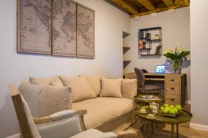 uma sala de estar com um sofá e uma secretária em Palacio Celeste em Dubrovnik