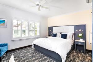 A bed or beds in a room at Hotel Marisol Coronado