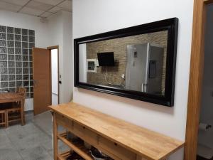 Televízia a/alebo spoločenská miestnosť v ubytovaní Habitaciones La MAR