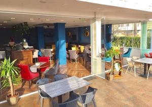a restaurant with tables and chairs and tables and chairs at apartament PIANO in Mamaia