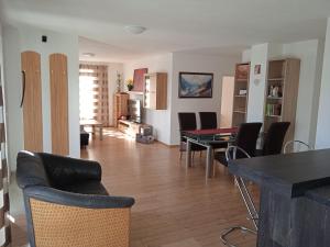 sala de estar con mesa y sillas en Ferienwohnung Kleb, en Malterdingen