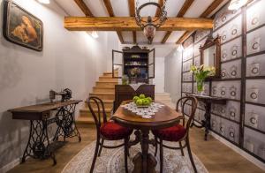 - une salle à manger avec une table et des chaises dans l'établissement Palacio Celeste, à Dubrovnik