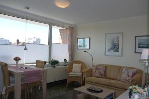 ein Wohnzimmer mit einem Sofa und einem Tisch in der Unterkunft Ferienwohnung Schieko in Westerland