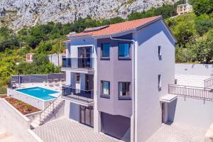 Bazén v ubytovaní Villa Belvedere with heated pool, billiards, Media room, sea views,10 pax alebo v jeho blízkosti
