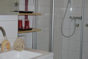 Et badeværelse på Ferienwohnung Schieko + 6 billeder