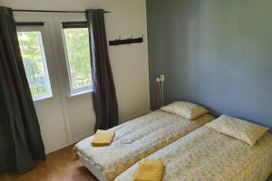 1 dormitorio con 2 camas y ventana en Hus sentralt i Lofoten en Leknes