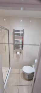 Ένα μπάνιο στο No 7 - 1 BED NEAR SEFTON PARK AND LARK LANE +6 φωτογραφίες