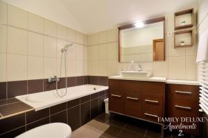 Kúpeľňa v ubytovaní Family Deluxe Apartments + 15 fotografií
