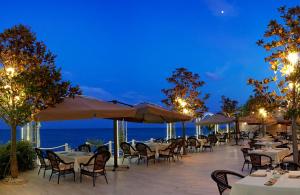 Ресторант или друго място за хранене в Luxurious and panoramic apartments at the beach in La Mer complex