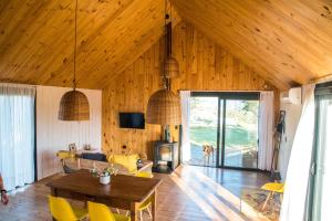 sala de estar con techo de madera y mesa en Finca Granero in 