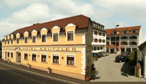 ein Gebäude mit einem Hotel kruffen in der Unterkunft Genussgasthof & Hotel beim Krutzler in Heiligenbrunn