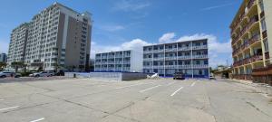 默特爾海灘的住宿－Oceanfront Twilight Surf Hotel，一个空的停车场,有两个高楼