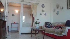 uma sala de estar com um sofá e uma mesa em Casa di Alessio, 6 posti letto a 200 mt dal mare em Albissola Marina