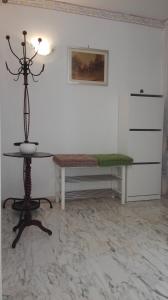 um quarto com uma mesa e um banco num quarto em Casa di Alessio, 6 posti letto a 200 mt dal mare em Albissola Marina