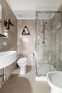 uma casa de banho com um chuveiro, um WC e um lavatório. em Residenza San Gregorio Armeno em Nápoles