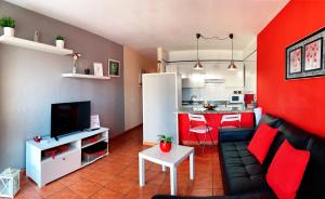 Telewizja i/lub zestaw kina domowego w obiekcie Apartamentos LlAMAR
